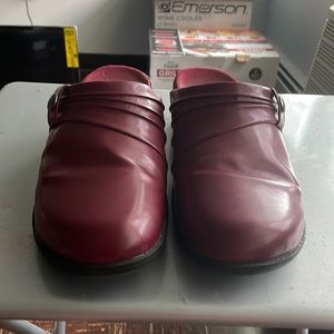 Used Red slides from Kohl's Croft & Barrow